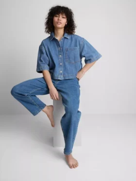Kort, boxig skjorta i bomullsdenim