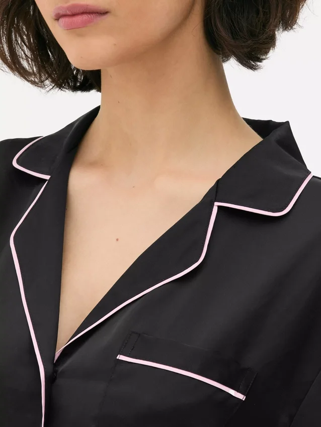 Kort pyjamasar i satin i boyfriend-stil