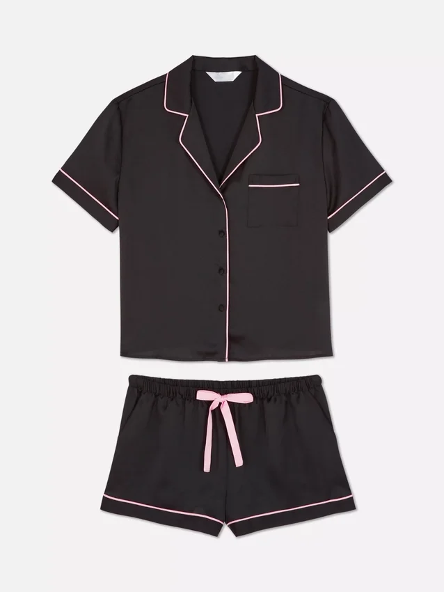 Kort pyjamasar i satin i boyfriend-stil