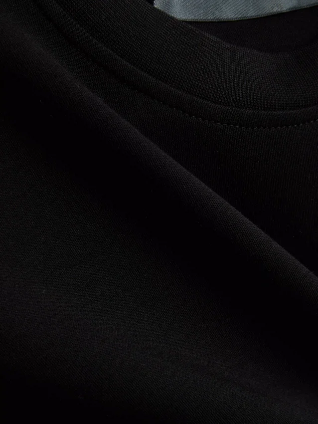 Kort, ärmlös T-shirt med axelvaddar