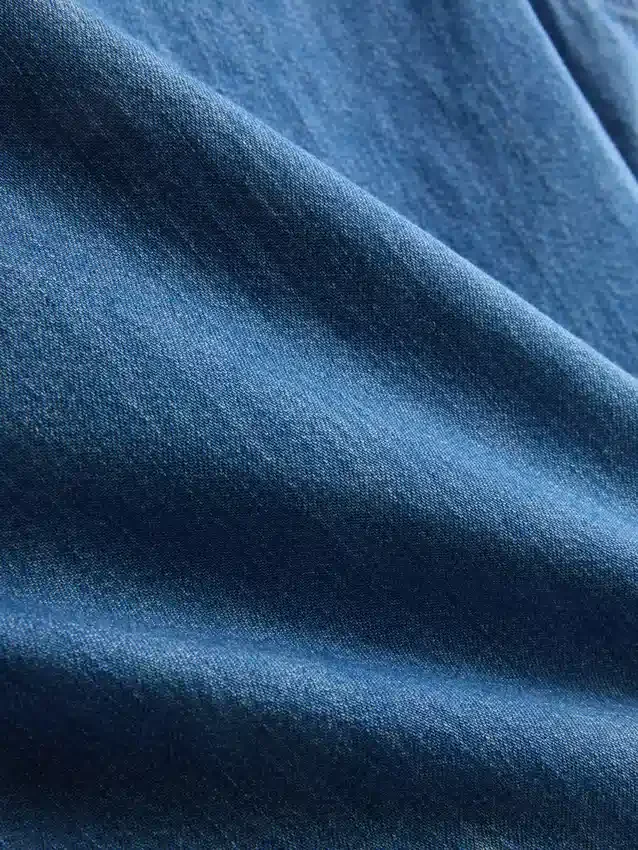 Kort topp i bomullsdenim med volanger