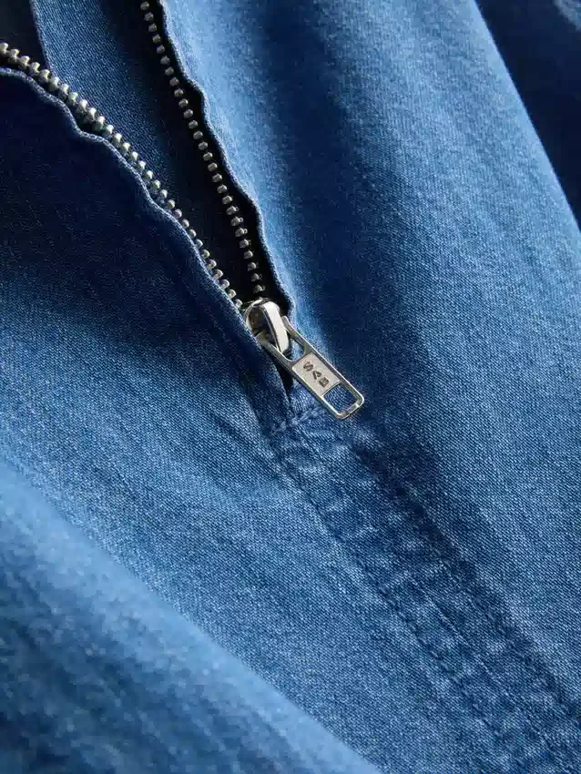Kort topp i bomullsdenim med volanger