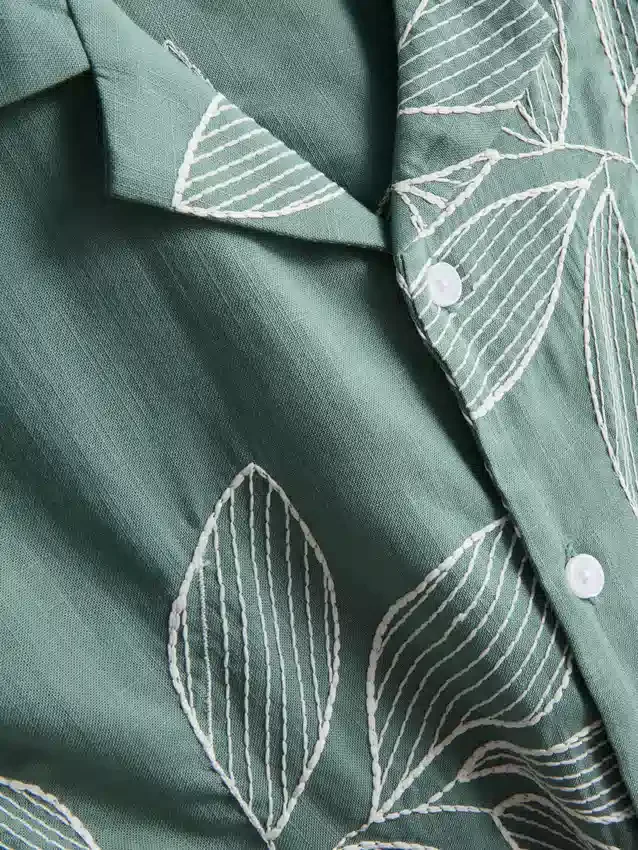 Kortärmad knappskjorta med broderade löv