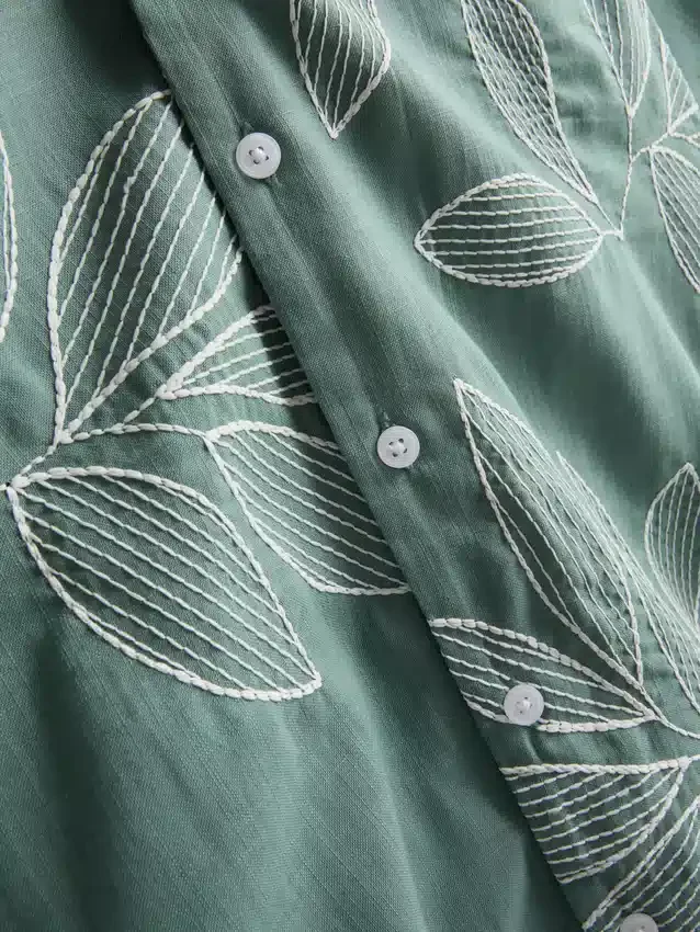 Kortärmad knappskjorta med broderade löv