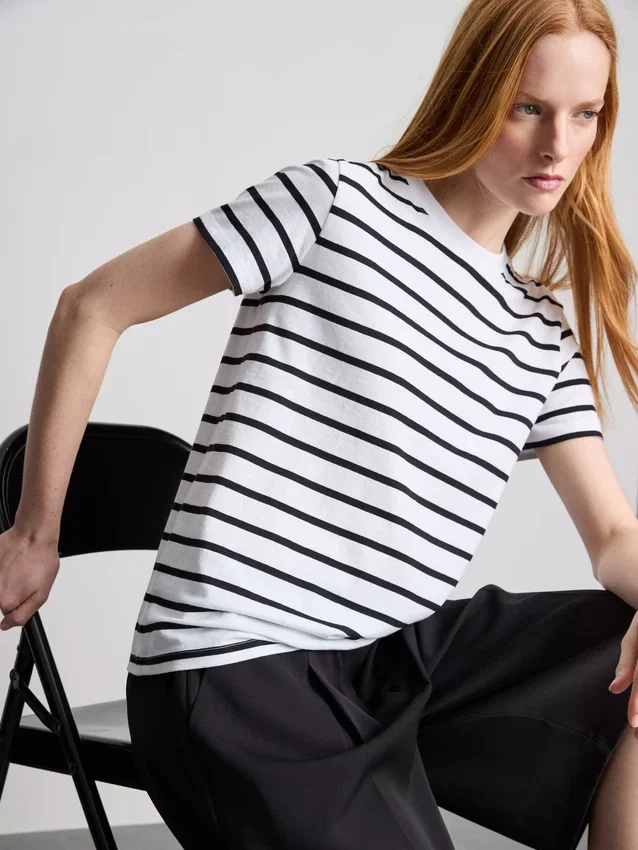 Kortärmad randig T-shirt med rund hals