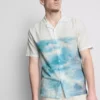 Kortärmad skjorta med knappar och landskapsmönster