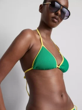 Krusad kontrastfärgad triangel-bikinitopp