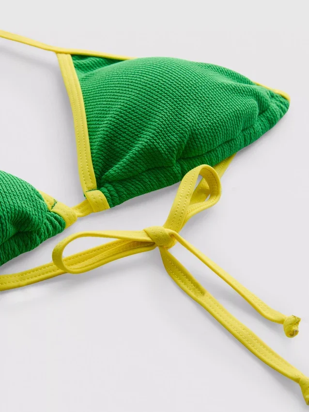 Krusad kontrastfärgad triangel-bikinitopp