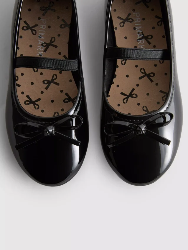 Lackade ballerinaskor