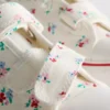 Låga sneakers i canvas med blommönster
