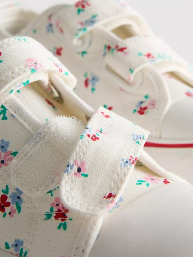 Låga sneakers i canvas med blommönster