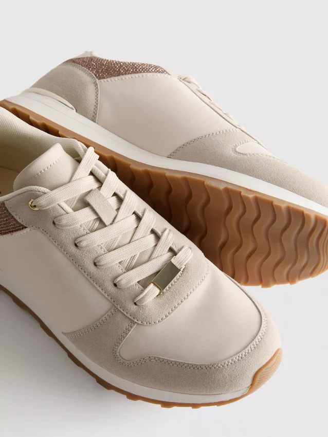 Låga sneakers med Diamanta-detaljer