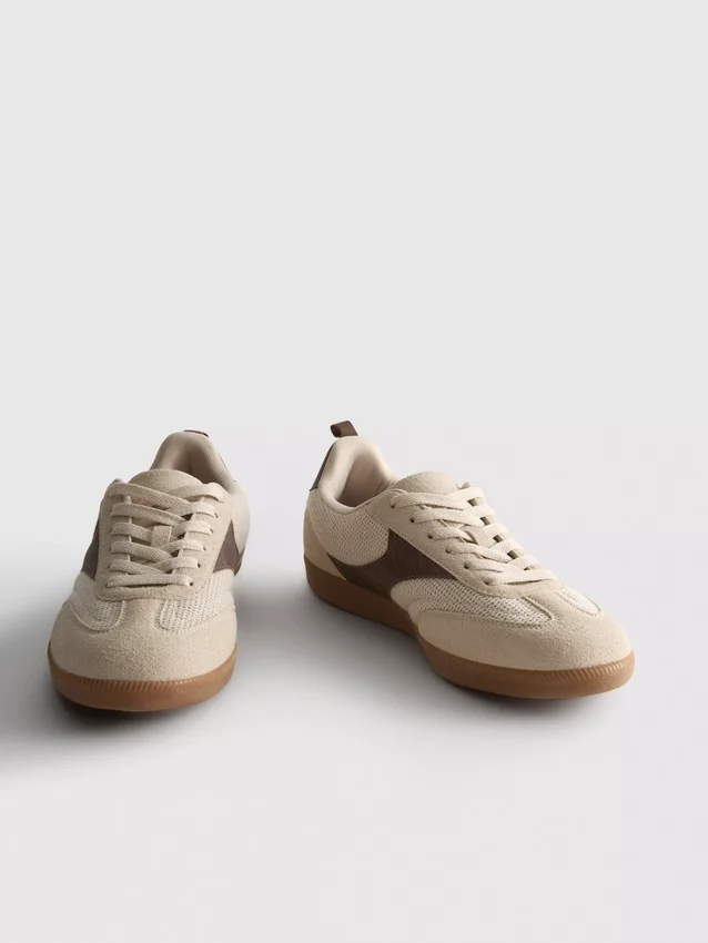Låga sneakers med gummisula