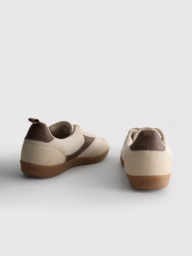 Låga sneakers med gummisula
