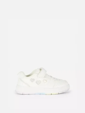 Låga sneakers med hjärtmotiv