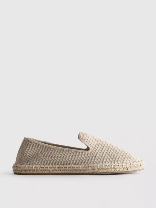 Låga stickade espadriller