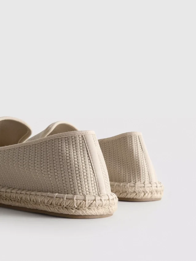 Låga stickade espadriller