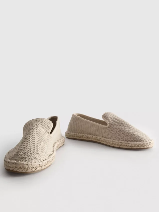 Låga stickade espadriller
