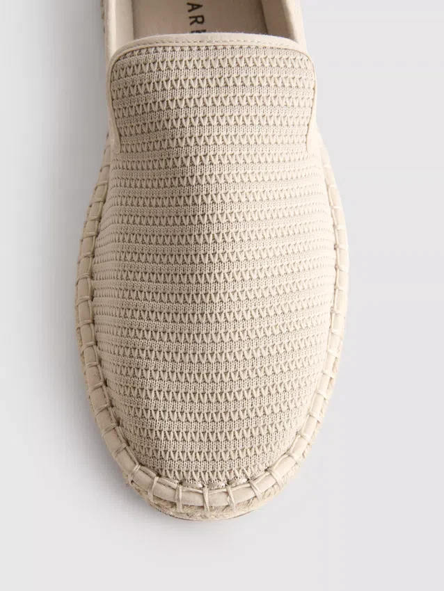 Låga stickade espadriller