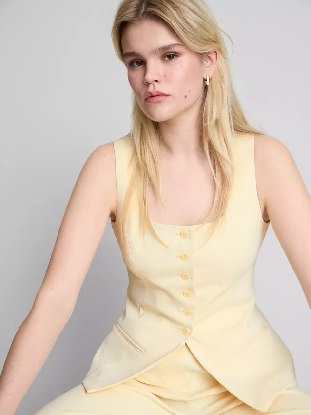 Lila väst med rund halsringning