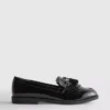 Loafers i bred passform med lackad yta