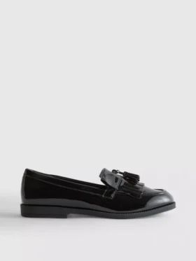Loafers i bred passform med lackad yta