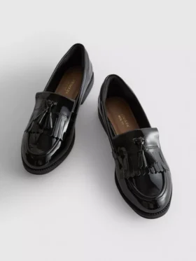 Loafers i bred passform med lackad yta