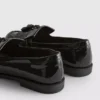 Loafers i bred passform med lackad yta