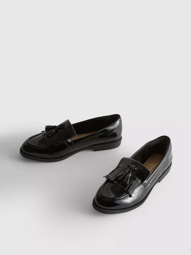 Loafers i bred passform med lackad yta