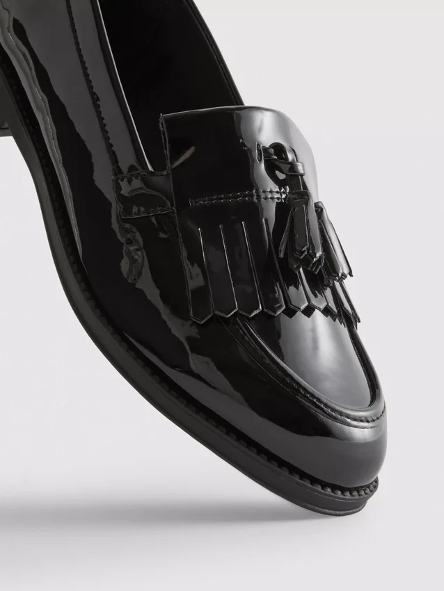 Loafers i bred passform med lackad yta