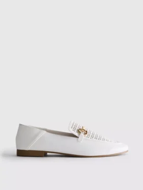 Loafers i konstläder med laserskurna snabbitsdetaljer