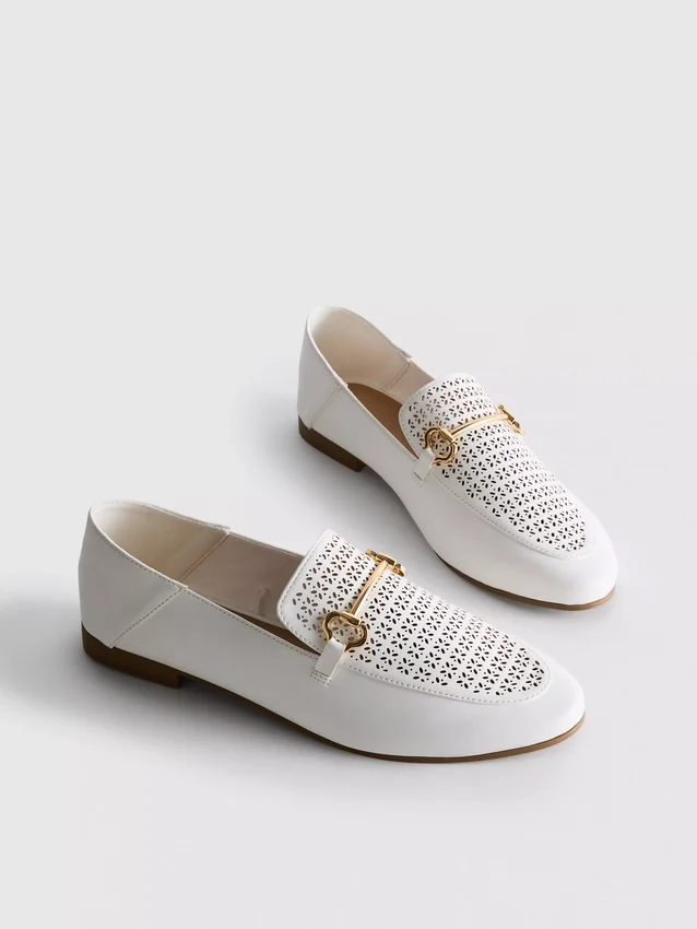 Loafers i konstläder med laserskurna snabbitsdetaljer
