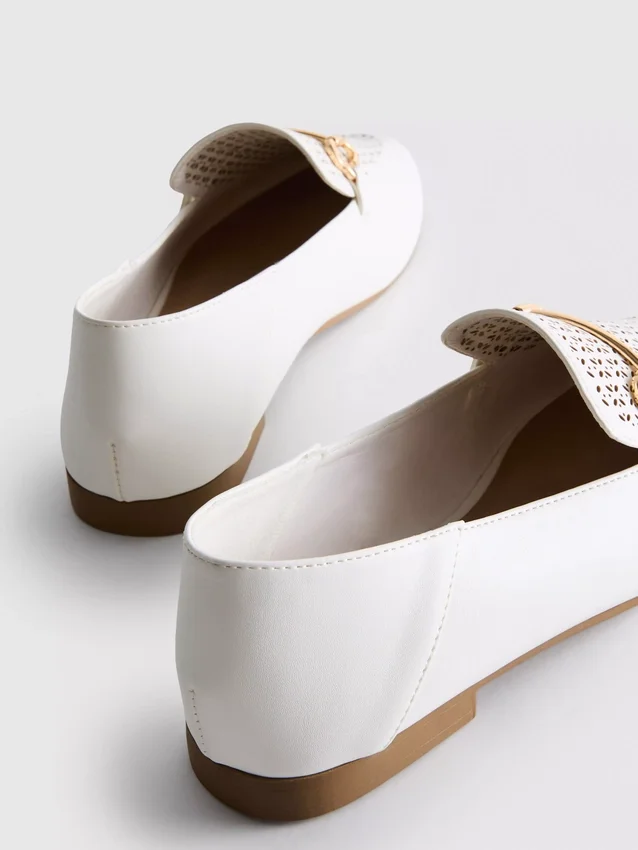 Loafers i konstläder med laserskurna snabbitsdetaljer