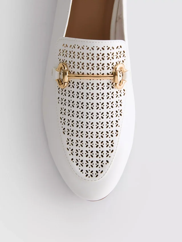 Loafers i konstläder med laserskurna snabbitsdetaljer