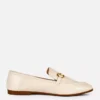 Loafers i konstläder med snabbitsdetaljer