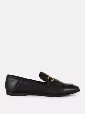 Loafers i konstläder med snabbitsdetaljer