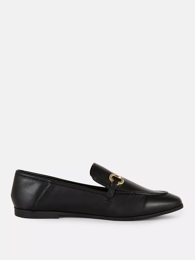 Loafers i konstläder med snabbitsdetaljer