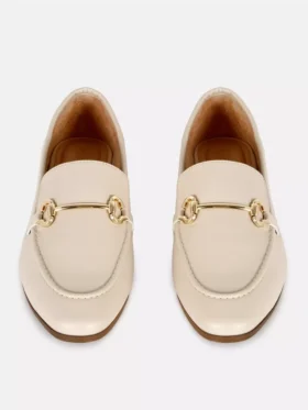 Loafers i konstläder med snabbitsdetaljer