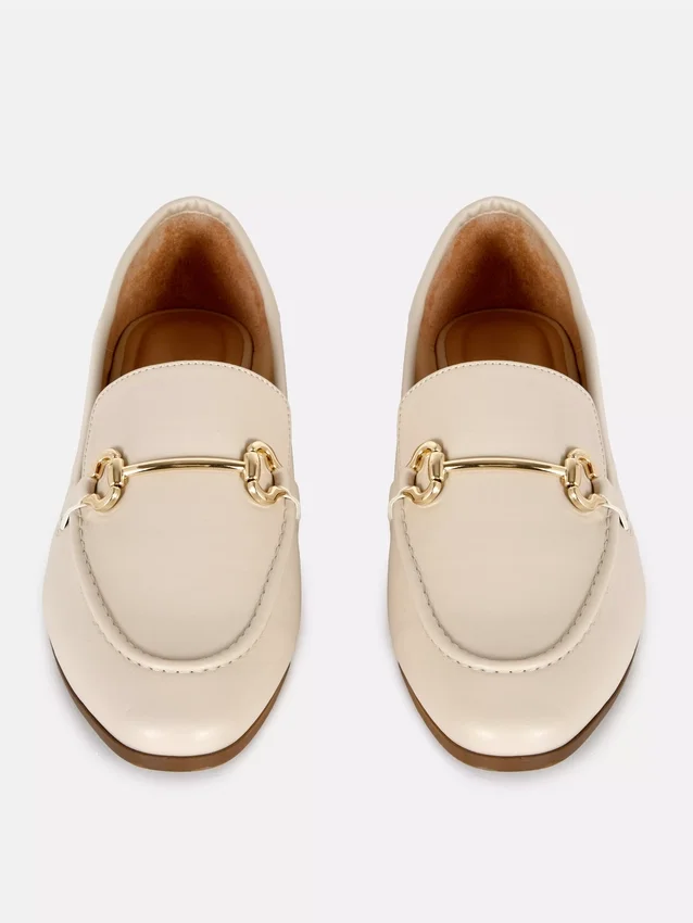 Loafers i konstläder med snabbitsdetaljer