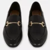 Loafers i konstläder med snabbitsdetaljer
