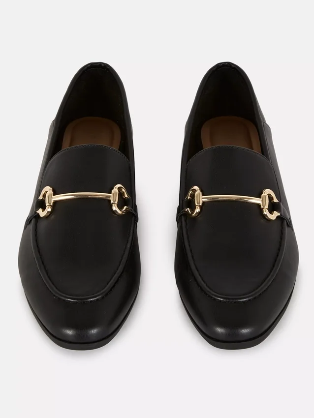Loafers i konstläder med snabbitsdetaljer