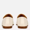 Loafers i konstläder med snabbitsdetaljer