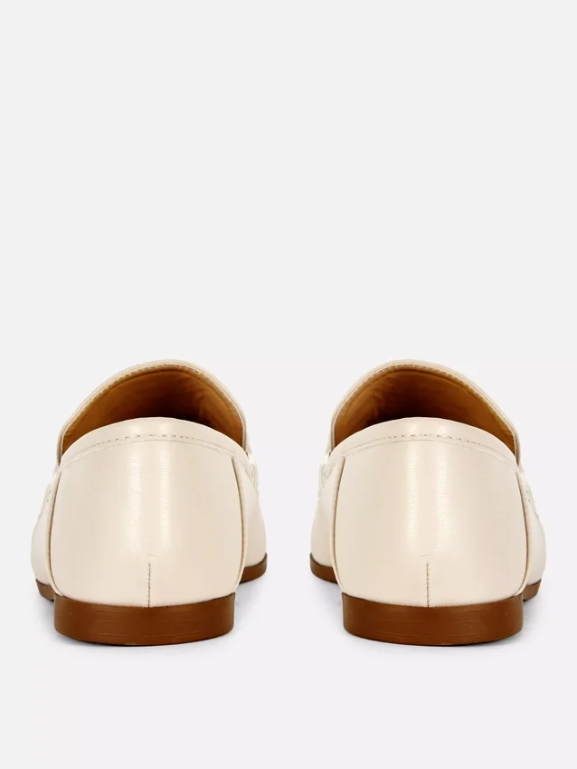 Loafers i konstläder med snabbitsdetaljer