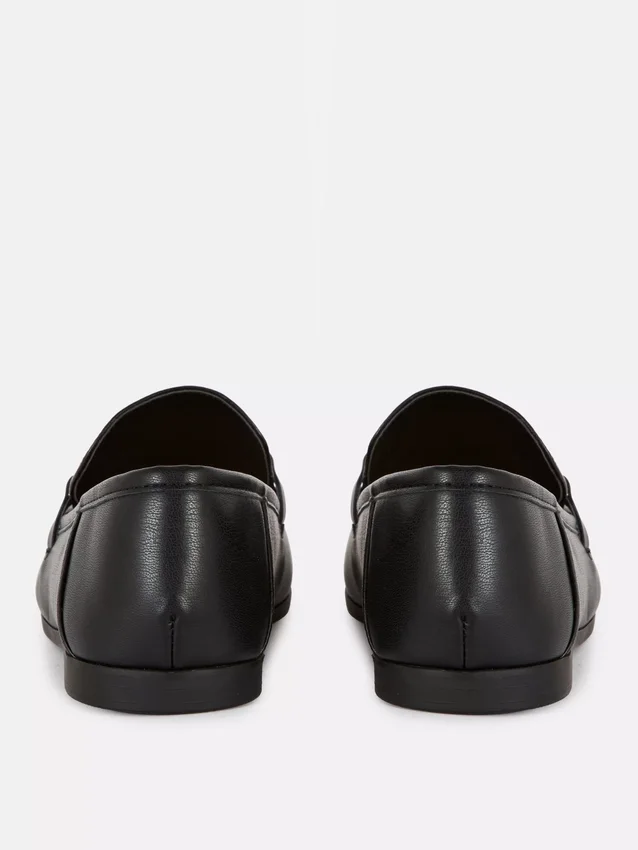 Loafers i konstläder med snabbitsdetaljer