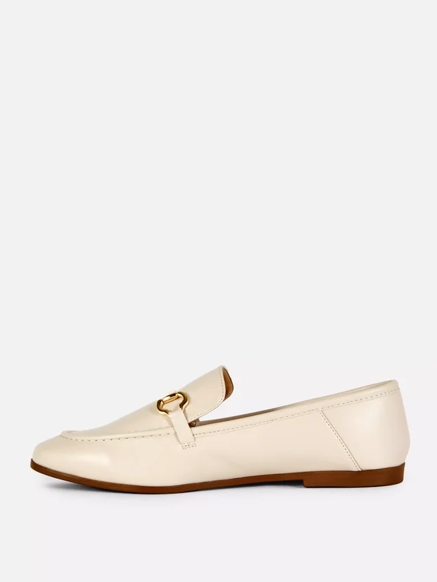 Loafers i konstläder med snabbitsdetaljer