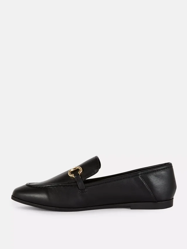 Loafers i konstläder med snabbitsdetaljer