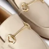 Loafers i konstläder med snabbitsdetaljer
