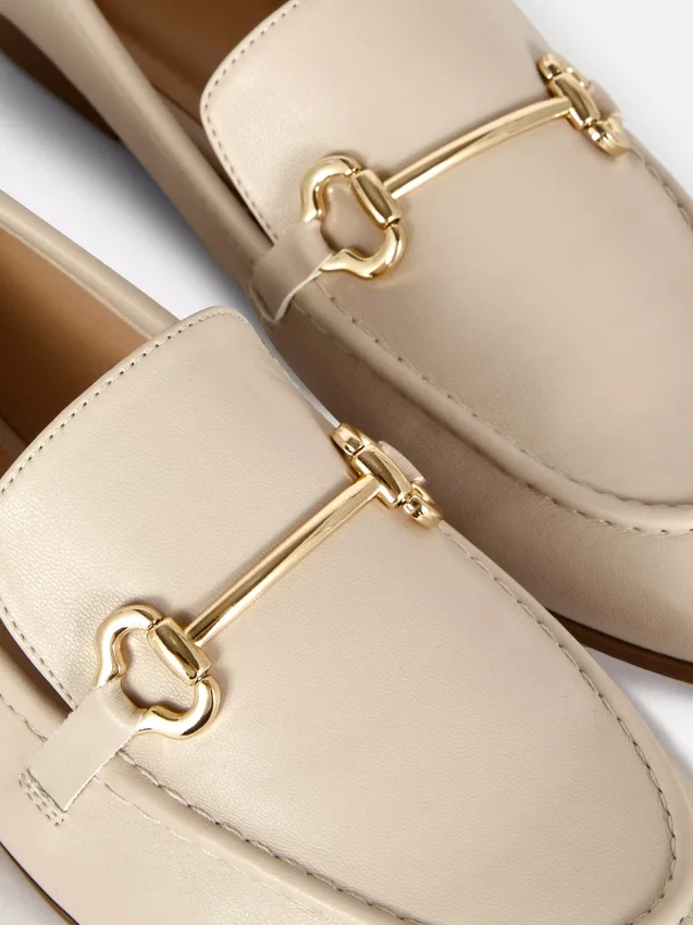 Loafers i konstläder med snabbitsdetaljer