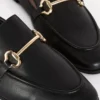 Loafers i konstläder med snabbitsdetaljer