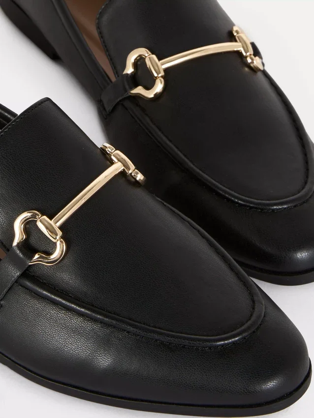 Loafers i konstläder med snabbitsdetaljer